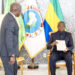 Brice Clotaire OLIGUI NGUEMA recevant le rapport des 100 premiers jours de l’équipe gouvernementale du Vice-président du gouvernement, Hermann Immongault