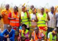 Les membres du Groupement Mouayaya à Loudima Bouansa présentent un échantillon de recolte de maïs de leur champ, avril 2024.