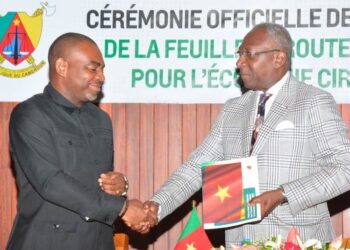Pierre Ollame Bekale, chargé principal de projets à la Banque africaine de développement au Cameroun (à gauche) et Jean Tchoffo, secrétaire général du ministère de l’Économie, de la Planification et de l’Aménagement du territoire (à droite) durant la cérémonie d’officialisation de la feuille de route pour l’économie circulaire du Cameroun.