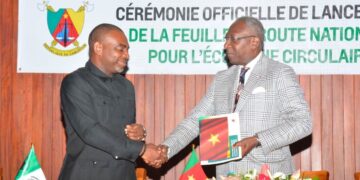 Pierre Ollame Bekale, chargé principal de projets à la Banque africaine de développement au Cameroun (à gauche) et Jean Tchoffo, secrétaire général du ministère de l’Économie, de la Planification et de l’Aménagement du territoire (à droite) durant la cérémonie d’officialisation de la feuille de route pour l’économie circulaire du Cameroun.