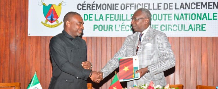 Pierre Ollame Bekale, chargé principal de projets à la Banque africaine de développement au Cameroun (à gauche) et Jean Tchoffo, secrétaire général du ministère de l’Économie, de la Planification et de l’Aménagement du territoire (à droite) durant la cérémonie d’officialisation de la feuille de route pour l’économie circulaire du Cameroun.