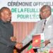 Pierre Ollame Bekale, chargé principal de projets à la Banque africaine de développement au Cameroun (à gauche) et Jean Tchoffo, secrétaire général du ministère de l’Économie, de la Planification et de l’Aménagement du territoire (à droite) durant la cérémonie d’officialisation de la feuille de route pour l’économie circulaire du Cameroun.