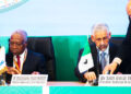 Le président de la Banque de développement des États de l’Afrique centrale (BDEAC), Dieudonné Evou Mekou (à gauche) et le président du Groupe de la Banque africaine de développement, Dr Sidi Ould Tah, en train de signer la lettre d’intention.
