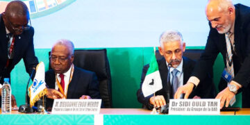 Le président de la Banque de développement des États de l’Afrique centrale (BDEAC), Dieudonné Evou Mekou (à gauche) et le président du Groupe de la Banque africaine de développement, Dr Sidi Ould Tah, en train de signer la lettre d’intention.