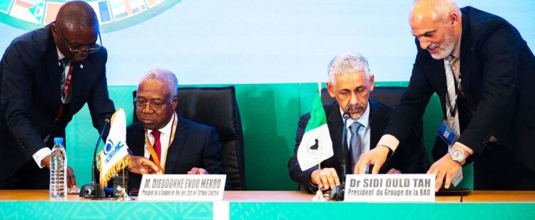 Le président de la Banque de développement des États de l’Afrique centrale (BDEAC), Dieudonné Evou Mekou (à gauche) et le président du Groupe de la Banque africaine de développement, Dr Sidi Ould Tah, en train de signer la lettre d’intention.
