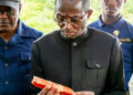 Le ministre des Mines et des Ressources géologiques, Sosthène Nguema Nguema tenant une carotte de potasse.