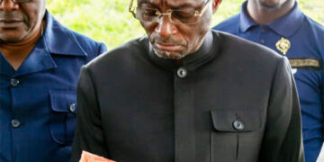 Le ministre des Mines et des Ressources géologiques, Sosthène Nguema Nguema tenant une carotte de potasse.