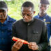 Le ministre des Mines et des Ressources géologiques, Sosthène Nguema Nguema tenant une carotte de potasse.