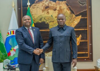 Le chef de l’Etat gabonais, Brice Clotaire OLIGUI NGUEMA avec l’envoyé spécial du président de la Commission de l’Union africaine.