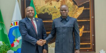 Le chef de l’Etat gabonais, Brice Clotaire OLIGUI NGUEMA avec l’envoyé spécial du président de la Commission de l’Union africaine.