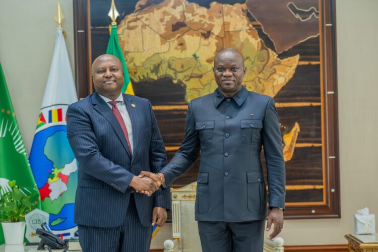 Le chef de l’Etat gabonais, Brice Clotaire OLIGUI NGUEMA avec l’envoyé spécial du président de la Commission de l’Union africaine.