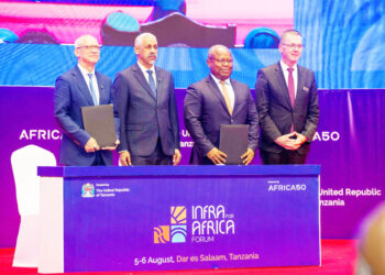 De gauche à droite : Leslie Maasdorp, directeur général de British International Investment, Dr Sidi Ould Tah, président du Groupe de la Banque africaine de développement et président d'Africa50, Alain Ebobissé , PDG du groupe Africa50 et Sérgio Pimenta, directeur général du Fonds d’accélération des infrastructures Africa50 (Africa50 IAF).