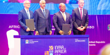 De gauche à droite : Leslie Maasdorp, directeur général de British International Investment, Dr Sidi Ould Tah, président du Groupe de la Banque africaine de développement et président d'Africa50, Alain Ebobissé , PDG du groupe Africa50 et Sérgio Pimenta, directeur général du Fonds d’accélération des infrastructures Africa50 (Africa50 IAF).