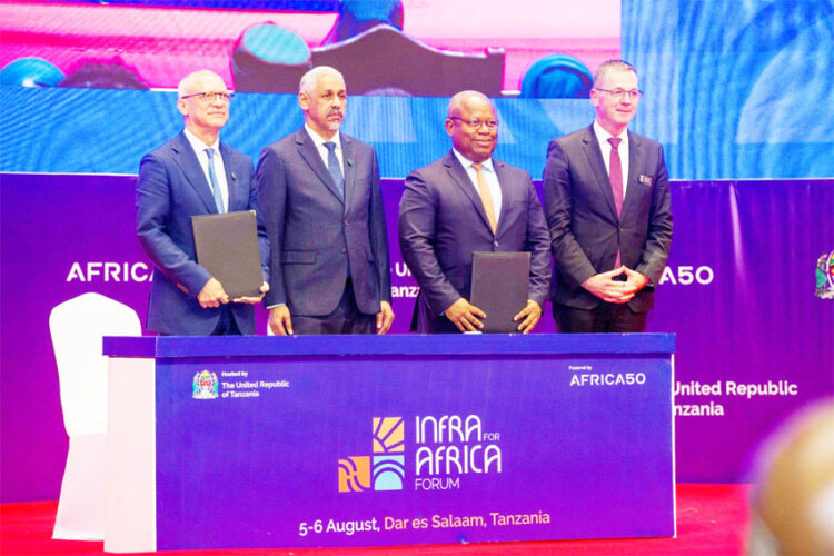 De gauche à droite : Leslie Maasdorp, directeur général de British International Investment, Dr Sidi Ould Tah, président du Groupe de la Banque africaine de développement et président d'Africa50, Alain Ebobissé , PDG du groupe Africa50 et Sérgio Pimenta, directeur général du Fonds d’accélération des infrastructures Africa50 (Africa50 IAF).