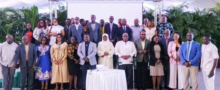 Photo de groupe des formateurs experts du Groupe de la Banque africaine de développement et des participants à l'atelier de renforcement des capacités institutionnelles et à la clinique fiduciaire