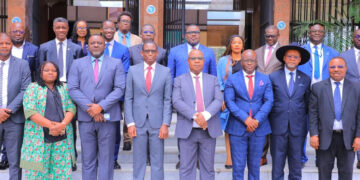 Les délégations du Groupe de la Banque africaine de développement et de la CEEAC lors de la mission de dialogue technique tenue à Libreville, au Gabon.