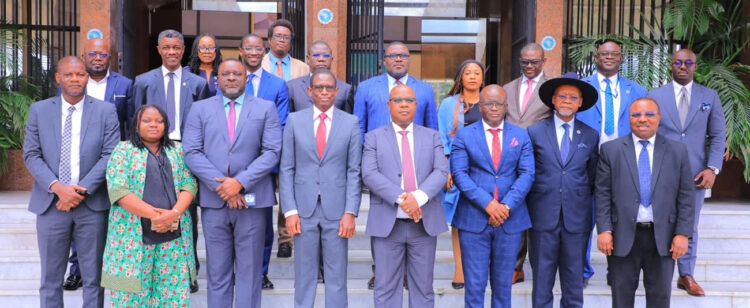 Les délégations du Groupe de la Banque africaine de développement et de la CEEAC lors de la mission de dialogue technique tenue à Libreville, au Gabon.