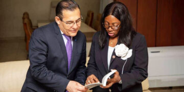 La ministre de la Fonction Publique et du Renforcement des capacités, Laurence Ndong, avec le Représentant résident de l’UNESCO au Gabon Patricio Zambrano Restrepo