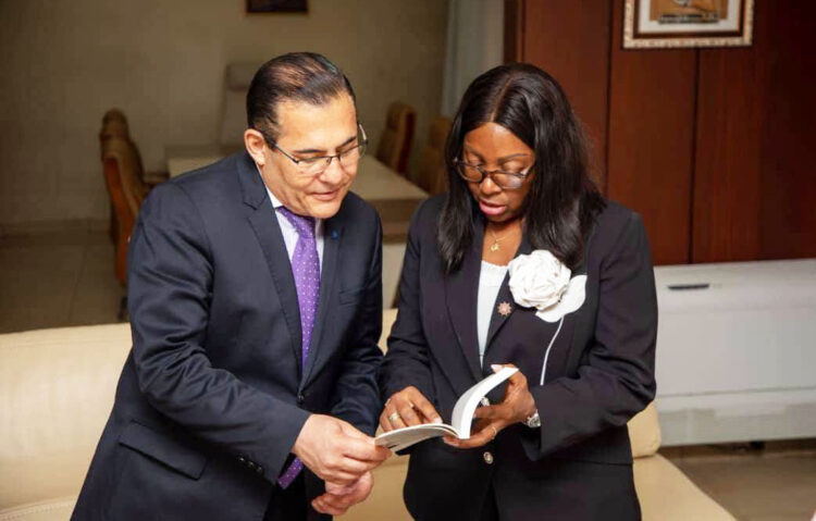 La ministre de la Fonction Publique et du Renforcement des capacités, Laurence Ndong, avec le Représentant résident de l’UNESCO au Gabon Patricio Zambrano Restrepo