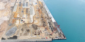 Congo Terminal arme la façade nord du quai contre la mer sur 230 mètres