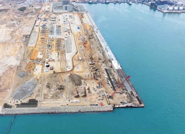 Congo Terminal arme la façade nord du quai contre la mer sur 230 mètres