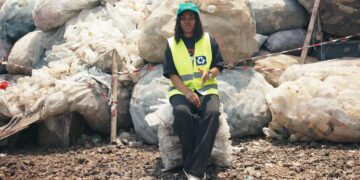 uveline Ngum Ngwa, fondatrice et PDG de BleagLee, sur un site de récupération de plastique. Grâce à la cartographie des déchets par drone et à des analyses basées sur l’intelligence artificielle, BleagLee transforme la collecte des déchets en un service d’adaptation au changement climatique qui réduit les risques d’inondation et crée des emplois verts.