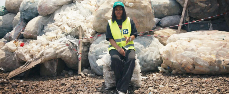 uveline Ngum Ngwa, fondatrice et PDG de BleagLee, sur un site de récupération de plastique. Grâce à la cartographie des déchets par drone et à des analyses basées sur l’intelligence artificielle, BleagLee transforme la collecte des déchets en un service d’adaptation au changement climatique qui réduit les risques d’inondation et crée des emplois verts.