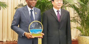 Sosthène Nguema Nguema et son homologue chinois, Sun Shuxian.