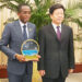Sosthène Nguema Nguema et son homologue chinois, Sun Shuxian.